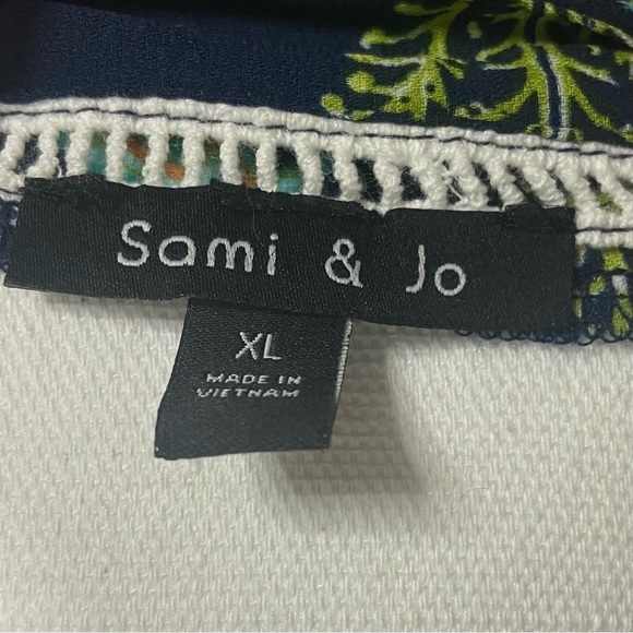 Sami & Jo Navy Lightweight Floral Top - Picture 7 of 9